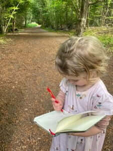 Pige tegner fulge i skoven. Herlufsholm skolevn. Klosterskoven.