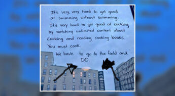 Håndskrevet besked på en rude mod byens tage: It's very, very hard to get good at swimming without swimming. You must cook. We have to go to the field and DO.